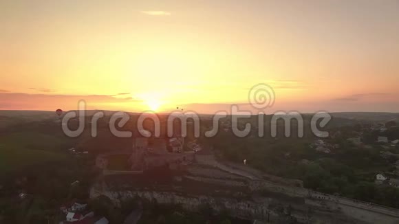 飞越乌克兰KamianetsPodilskyi城堡的气球视频的预览图