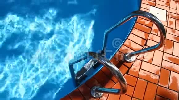 俯瞰水和楼梯到游泳池视频的预览图