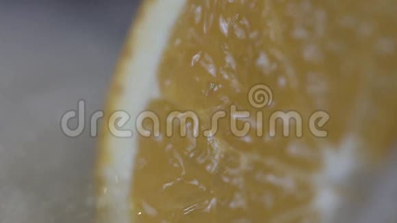 鸡尾酒中的橙片视频的预览图
