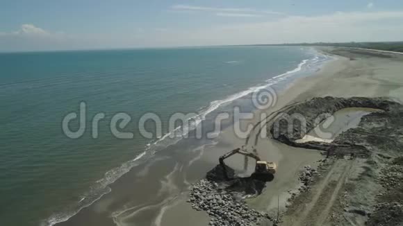 建造海滩防浪堤视频的预览图