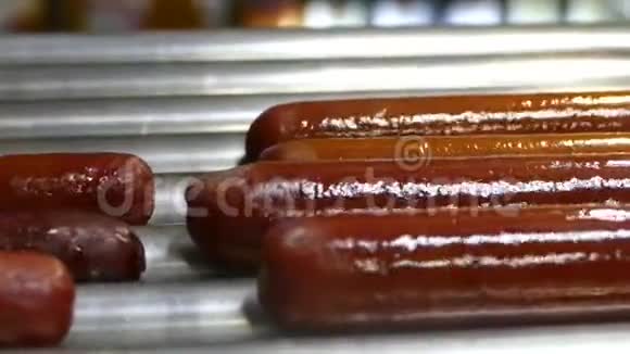 香肠是为热狗加热的准备法国热狗在烤架上旋转香肠快餐视频的预览图