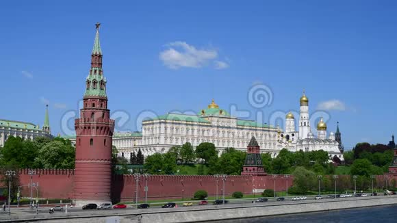 俄罗斯莫斯科春天的克里姆林宫堤坝视频的预览图