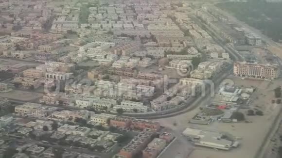 阿拉伯联合酋长国陆地上的建筑物从飞机库存录像中可以看到日落景色视频的预览图