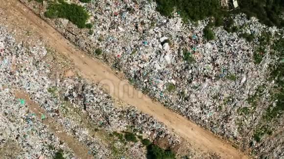 森林中垃圾场的鸟瞰图污染概念俯视图视频的预览图