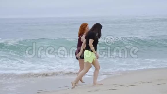 在海边沙滩上奔跑暑假视频的预览图