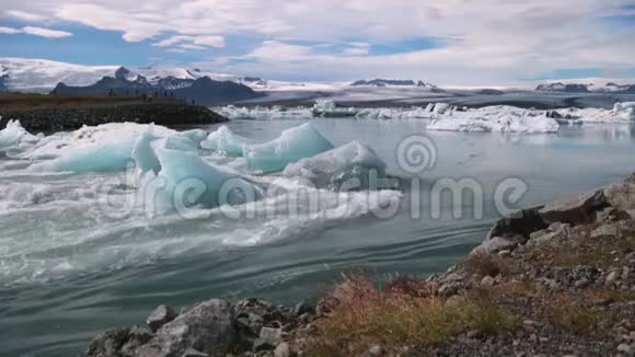 海岸附近冰川之间的强流安德列夫视频的预览图