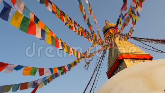 在波达纳特斯图帕圣塔尼泊尔和加德满都的象征戈尔根飘扬的彩色祈祷旗视频的预览图