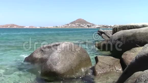 海岸上的岩石视频的预览图