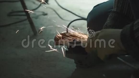 工人用角磨床切割旧金属剪辑带有火花的角形磨床视频的预览图