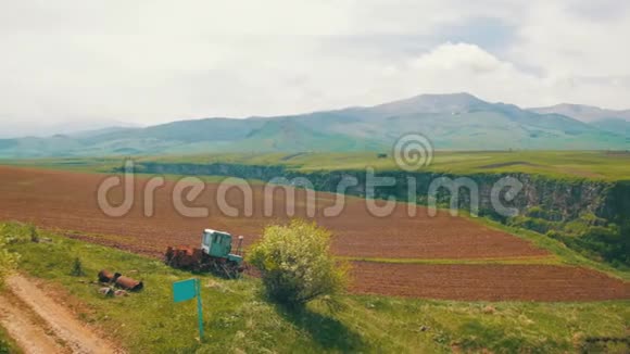 亚美尼亚峡谷峡谷农田和山脉的景观视频的预览图