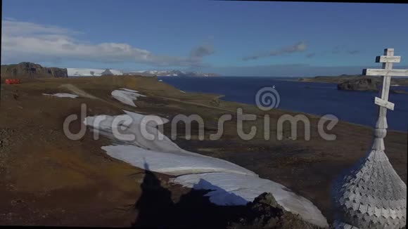 教堂的穹顶海湾背景上有一个十字架柏格带着雪安德列夫视频的预览图