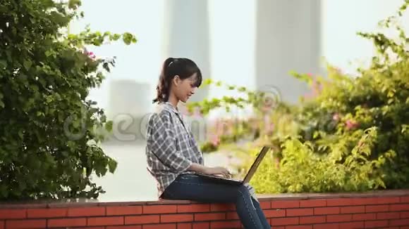 越南亚洲女孩在市中心使用笔记本电脑视频的预览图