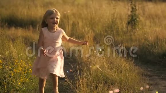 可爱的小女孩在田野里奔跑视频的预览图