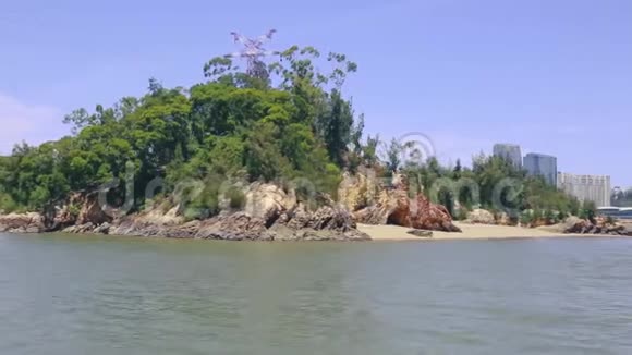 一个无人驾驶的岛屿被海洋包围视频的预览图