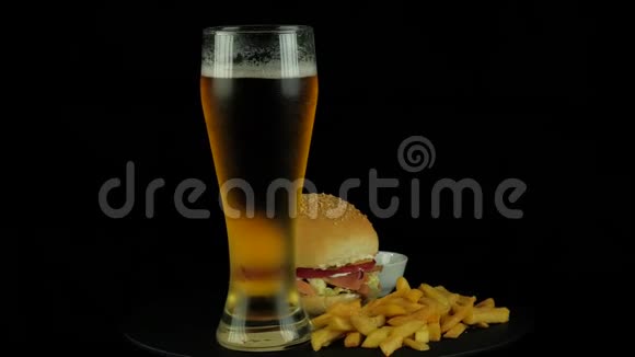 有红鱼和啤酒的美味汉堡视频的预览图