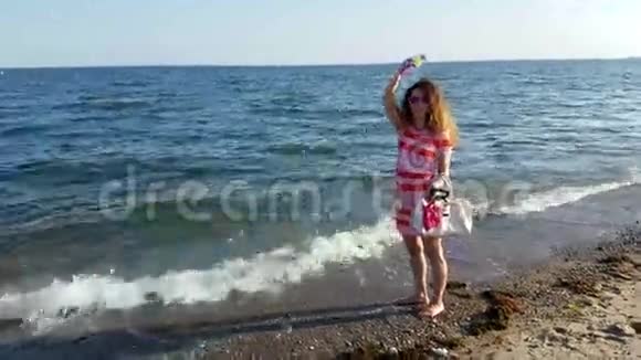 海边吹泡泡的女孩视频的预览图