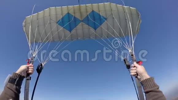 降落伞驾驶的观点视频的预览图