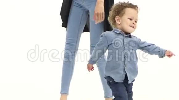 美国黑人小男孩和他的母亲一起散步白色背景慢动作视频的预览图