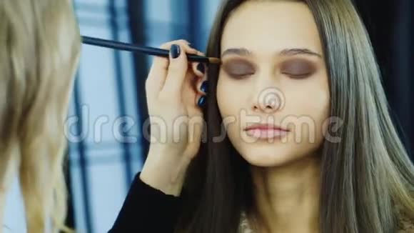 年轻女性的化妆在哪里化妆视频的预览图
