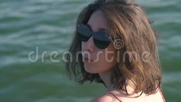 带沙滩反光太阳镜的时尚女性视频的预览图