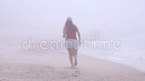 在海边沙滩上奔跑暑假视频的预览图