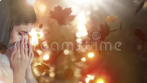 秋天的落叶和女人打喷嚏时过敏视频的预览图