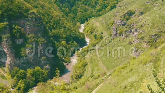山河流入亚美尼亚山脉峡谷视频的预览图