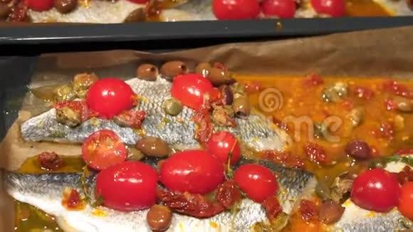 鱼和西红柿放在烤盘上视频的预览图