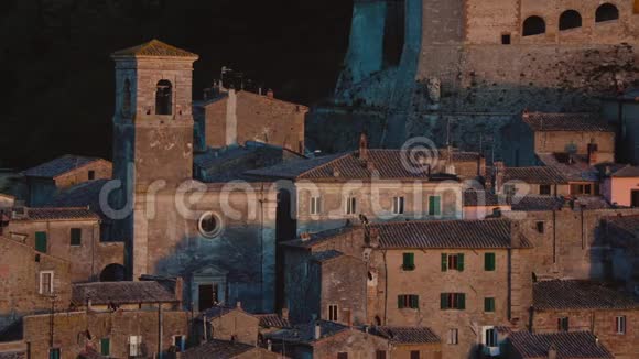 意大利托斯卡纳格罗斯托索拉诺的空中景色山上中世纪村庄日落时的风景视频的预览图