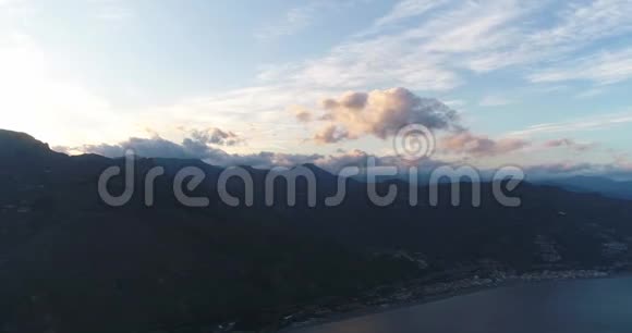 空中西西里海岸与美丽平静的大海在夜空4K50fps视频的预览图