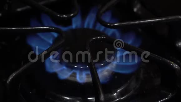点燃一个天然气炉顶做饭视频的预览图