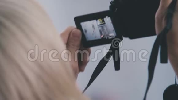 女人在镜头上拍了一段视频视频的预览图