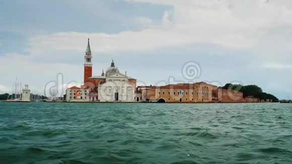 威尼斯的大教堂从海湾看风景视频的预览图