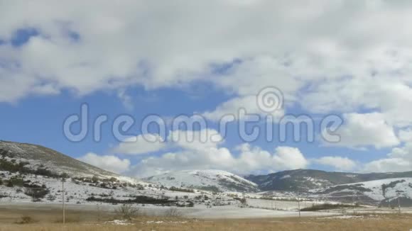 白云在山峦之上飘着新雪时光流逝视频的预览图