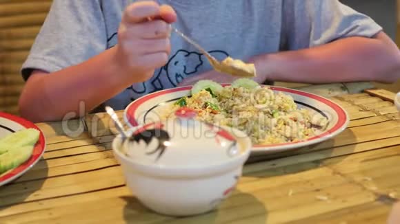 儿童在户外咖啡馆用餐今晚亚洲食物视频的预览图