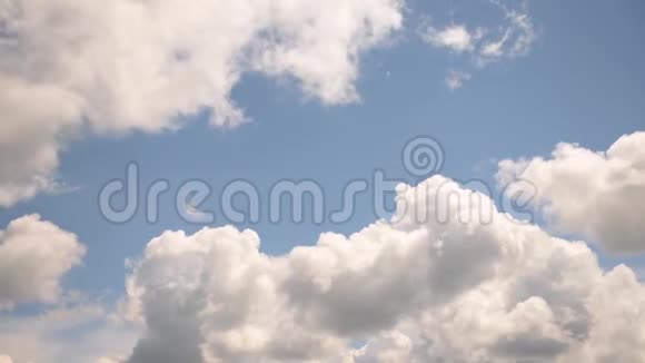蓝天上有着动人的云彩环境视频的预览图