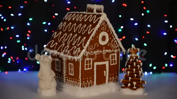 手工制作的可吃姜饼屋鼠标2020年的象征新年树雪装饰视频的预览图