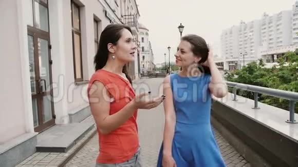 两个漂亮的女孩在购物聊天微笑后在城里认识了最好的朋友视频的预览图