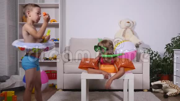 女孩模仿在桌子上游泳男孩在她身上吹泡泡视频的预览图