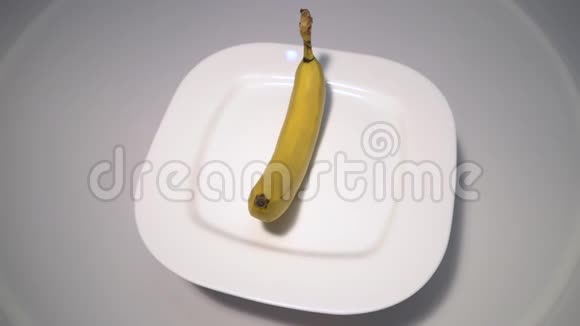 香蕉在白色盘子上旋转各方概述视频的预览图