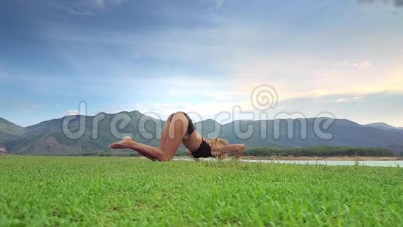 无人机观景女持瑜伽姿势对抗热带自然视频的预览图