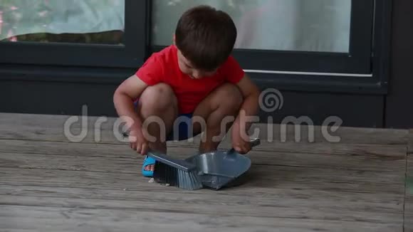 男孩用铲子收集垃圾视频的预览图