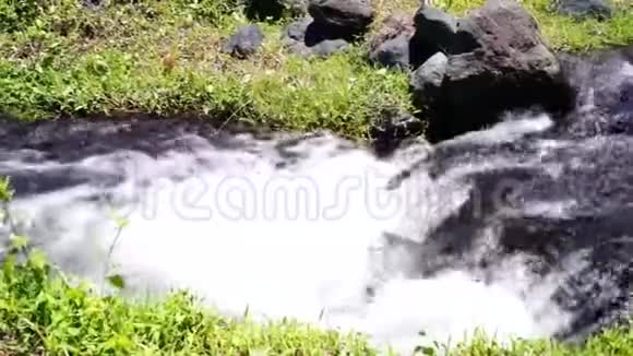 梅农火山泉水河景视频的预览图