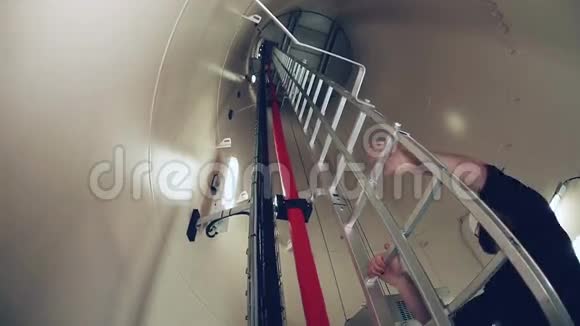 工人爬上金属梯子视频的预览图