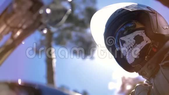 戴着头盔坐在摩托车上的肖像自行车手视频的预览图