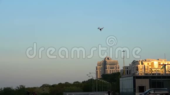 城市景观的四架直升机背景视频的预览图
