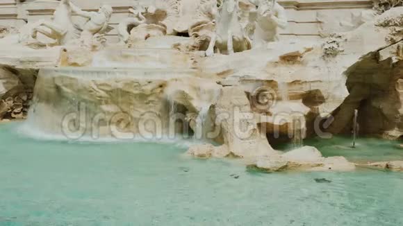 倾斜射击罗马的特雷维喷泉在世界各地的游客中很受欢迎的地方4K10位视频视频的预览图