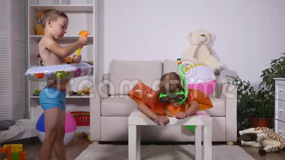 女孩模仿在桌子上游泳男孩在她身上吹泡泡视频的预览图