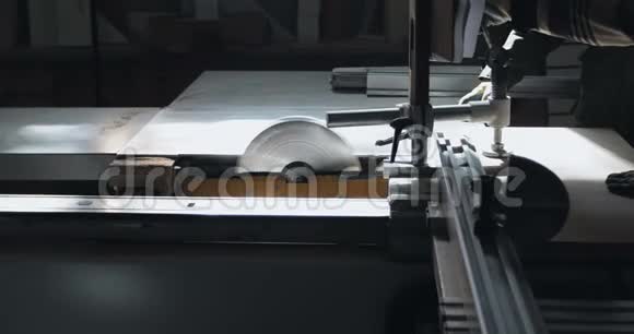 工人在生产中使用新的圆锯制造家具视频的预览图