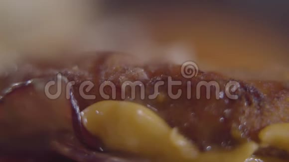 厨师做汉堡的特写美味的食物准备视频的预览图